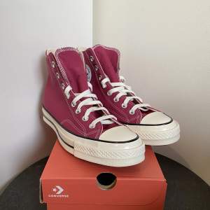 Helt nya converse i en rosa-röd färg! Skorna är i storlek 41,5 men är väldigt stora i storleken.