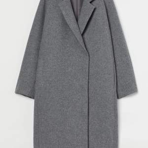 Oversized mörkgrå kappa från H&M, har använt den bara 5 gånger eftersom det är stor i storlek.