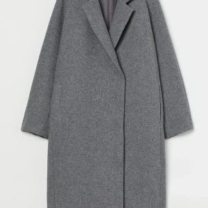H&M - Mörkgrå kappa  - Oversized mörkgrå kappa från H&M, har använt den bara 5 gånger eftersom det är stor i storlek.