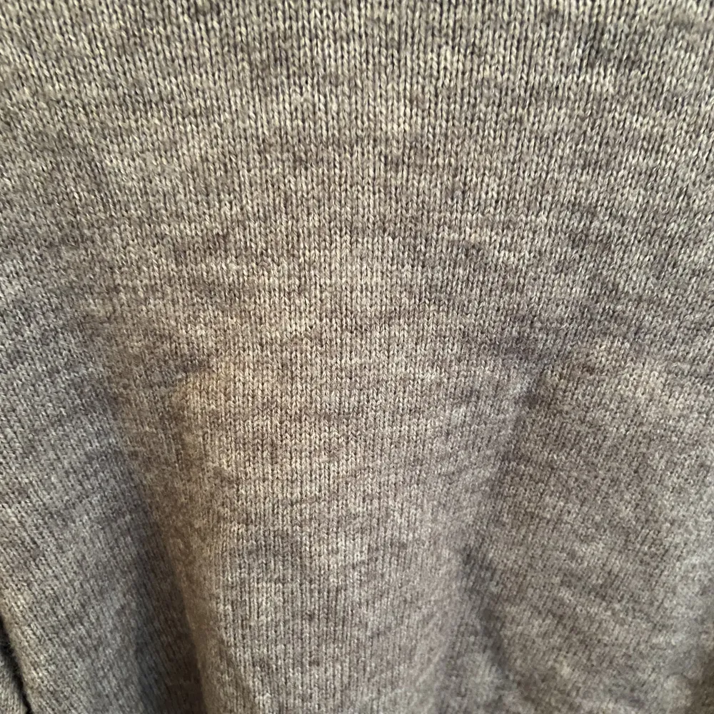 Snygg grå stickad tröja. Ingen lapp kvar men gissar att storlek är S. Stickat.