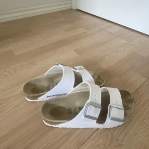 Birkenstock tofflor - Säljer mina vita birkenstock. 💞