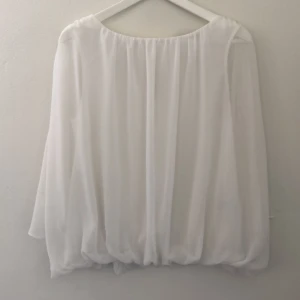 Vit blus - Liten fläck på bakisidan - se bild