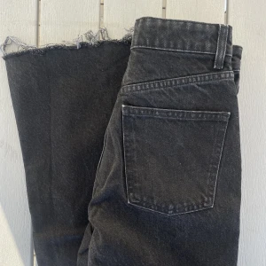Jeans från Zara - Zarajeans i storlek 36. Byxornas färg gör sig mest rättvis i bild 2. Sparsamt använda då de är för små för mig, men har tvättat dem och därmed har de blivit lite grå/svarta! Byxorna är i full lenght modell, jag är ca 183 cm och de är normal längd på mig.