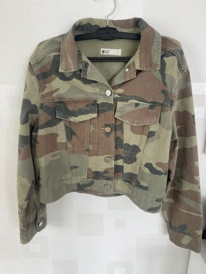 Jeans jacka - Hej säljer nu min jeans jacka då den aldrig kommer till användning för mig.