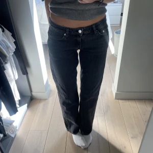 Lågmidjade jeans - Säljer dessa svarta lågmidjade jeans från weekday💖 modell: Arrow! Använd ca 4 gånger! 