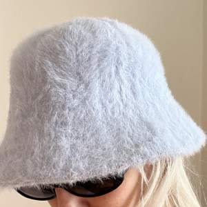 Furry ljusblå hatt från Accessorize