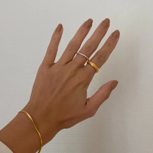 Syster P ring  - Så så fin silver ring med stenar från Syster P! Nyskick! Storlek M/L. 