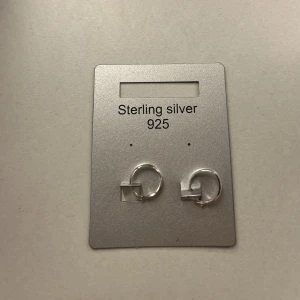 Silver Örhängen  - Små fina perfekta örhängen i riktigt sterling silver, fick i present men hade exakt likadan. Från guldfynd