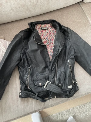 Skinnjacka - Jofama by Kenza. Finns i Södertälje 