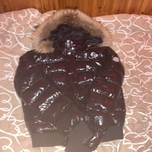 Moncler jacka - Har tröttnat på den bara, väldigt bra skick dock:) pris kan snackas vid snabb affär 
