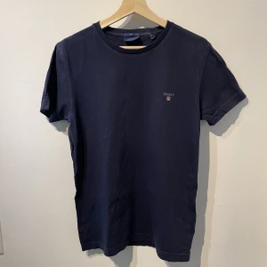Blå Gant t-shirt - En fin,stilren och bekväm blå t-shirt, i mycket bra skick!