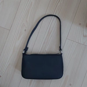 Väsks - Söt väska som inte längre kommer till användning. Rymmer förvånadsvärt mycket!