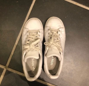 Stan smith vit - Säljer mina stan Smith i hel vit då dem inte kommer till användning tyvärr. ❣️ är i fint skick och tvättas innan de postas Storlek 40 2/3 ( passar 39/40)