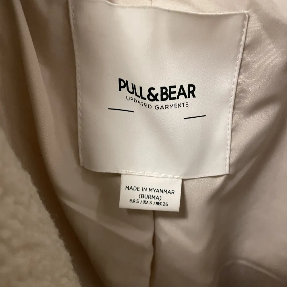 Beige teddyjacka från Pull & Bear. Endast använd 1 gång. Storlek 36⭐️ Köparen står för frakt🏡. Jackor.