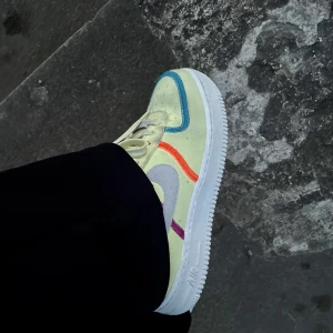 Nike skor - Bra skick bara använda några gånger, liten fläck men går säkert att få bort. Strlk 37. 