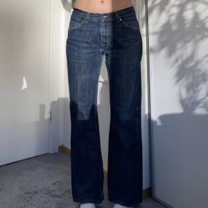 Mörkblå jeans från tiger of sweden. Bra skick. De är lågmidjade/mid och har modellen ”buddy refined”. Strl 31/32. Innerbenslängd: 70,5cm, midjemått: 39,5cm. Jag är 168cm (för korta på mig) och har oftast strl 36 i jeans för referens
