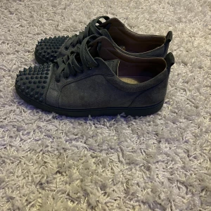 Christian Louboutin  - Fina Christian Louboutin, olivgröna. 8/10 i skick. Storlek 42 men passar 43. Pris kan diskuteras vid snabb affär 