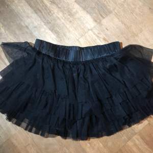 Jättefin och gullig svart kjol från H&M. Aldrig använd och därav säljs den. Sitter kort och jättefin med ett par tajts under.
