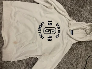 Gant hoodie - Gant hoodie i bra skick, en sminkfläck vid fickan (därav priset), inte tydlig när hoodien är på. Storlek XL