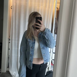 Ljusblå jeansjacka  - En superfin ljusblå jeansjackas som bara blivit använd fåtal gånger. Lite kortare modell men ocersized💕