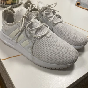 Vita adidas skor - Vita adidas skor helt nya, använda bara en gång. Säljer dem för att dem är för små. Pris kan diskuteras. 