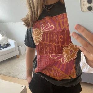 Topp - Supercool svart t-shirt med tryck🪩 Knappt använd, perfekt skick!! Storlek XS med den är oversized💓