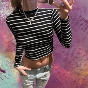 Snygg randig magtröja - Så snygg tröja köpt vintage men originellt från Hm, perfekt till både fest och skola!