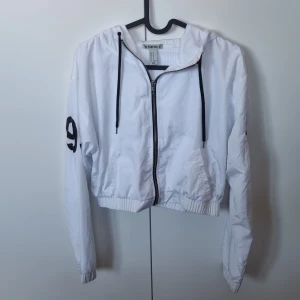 Vårjacka, M - Fint skick. Någon fläck. Tunn, med luva. 