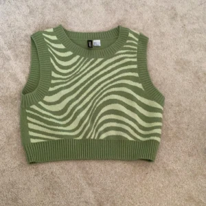 Grön väst - Grön väst från h&m (divided) som jag säljer för att den aldrig används, kontakta mig privat om du vill ha fler bilder💕