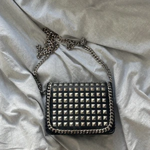 Väska - Jättesöt axelbands väska från zara. Säljer då den inte kommer till användning