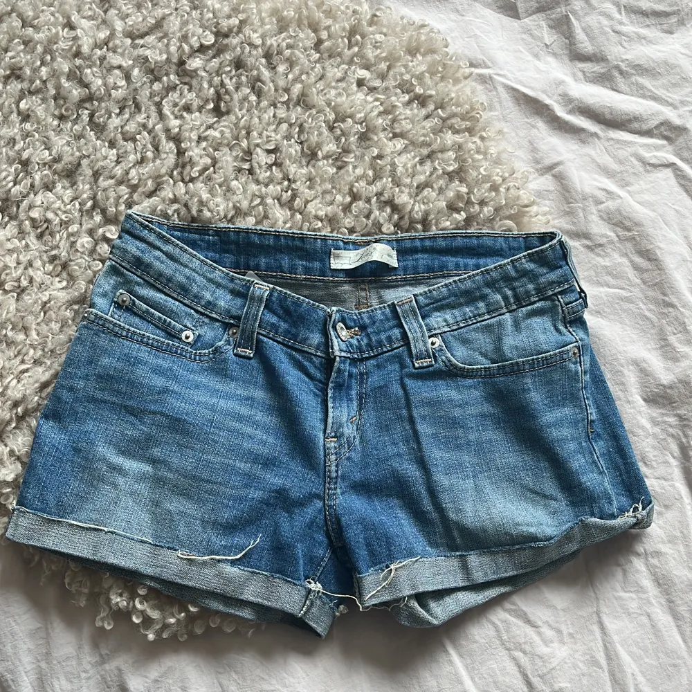 Vintage jeansshorts från Levi! Står inga midjemått utan det är storlek S🖤🖤 . Shorts.