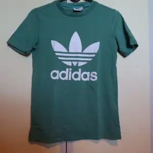 Grön t-shirt från adidas