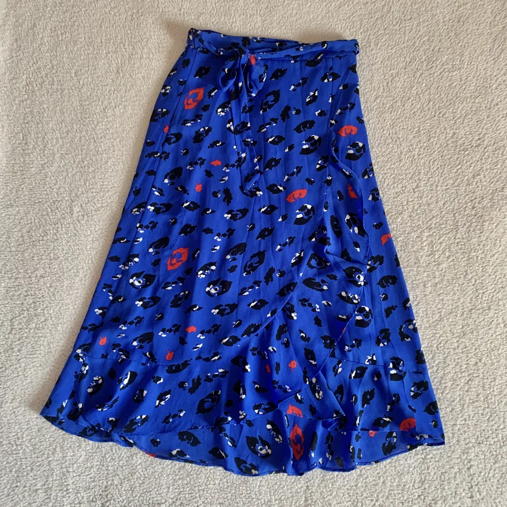 Superfin blå kjol med volanger, kan knytas med ett snöre i midjan. Köptes på Raglady butiken i Helsingborg för 899kr. Använd enstaka gånger. I nyskick utan anmärkningar. 🌻. Kjolar.
