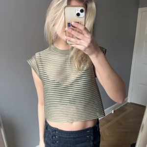 Grön topp - Grön topp från other stories  Säljer likadan vit