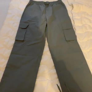 Cargo byxor  - Cargo byxor i grå färg, har i militär grön också så fråga om ni vill se dom också, aldrig använda dom va för stora för mig, men riktigt sköna till sommaren och snygga, stora i storlek 