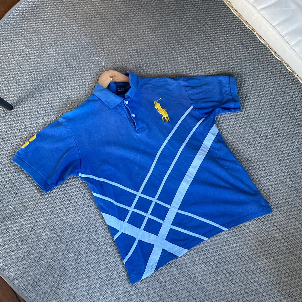 Säljer nu denna tröja Ralph lauren pikén då den är för stor för mig, den är i fint skick 9/10, mest bara legat i garderoben så inte ens så jätte använd. Orginalpris: 1299kr:-. Skjortor.