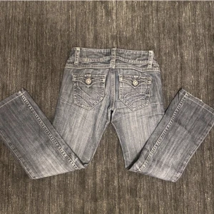 Jätte snygga y2k jeans! - Jätte snygga jeans fran EDC by esprit som inte säljs längre! De har jätte fina fickor också! De är ganska korta i längden sa passar bra på kortare personer :)  Mått: Midjematt: 70 cm  Benlängd:86 cm
