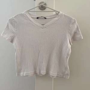 Vit ribbad kortärmad tröja - En vit gullig rubbad tröja från Shein i storlek M. Med en liten V-ringning. Använd endast ett fåtal gånger och är därmed i mycket bra skick! 💕