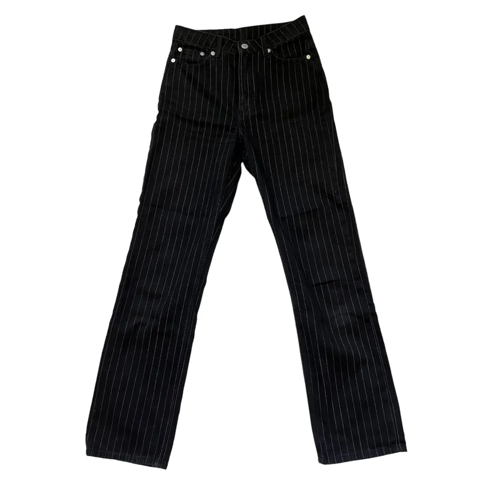 kritstrecksrandiga jeans från weekday i superskick använt någon enstaka gång 🖤👖👔. Jeans & Byxor.