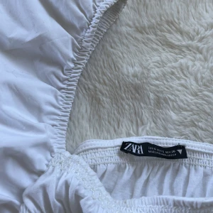 Zara topp - Jättefin vit zara topp aldrig använd, köpt förra sommaren men för stor för mig❤️