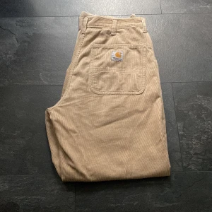 Carhartt Simple Corduroy Manchester W33/L32 - Säljer mina Carhartt Manchesterbyxor för att de aldrig används, använda 10-15 gånger, strl: W33/L32, Beige