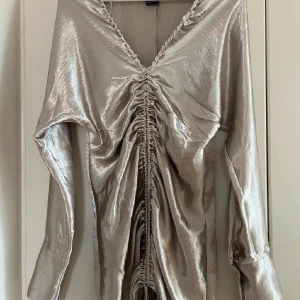 Silvrig klänning - Så snygg klänning som jag tyvärr inte får till användning! 