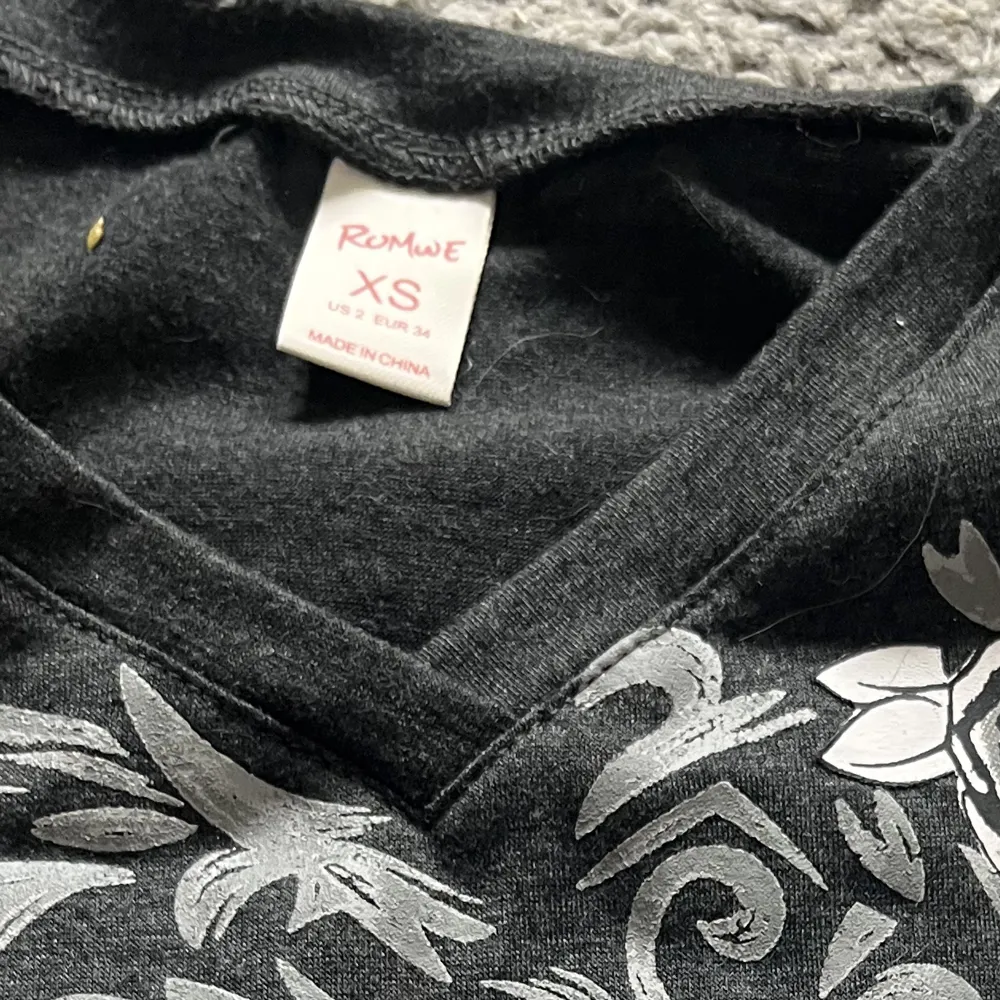 Säljer denna jättefina tröjan från romwe! Den sitter tajt och skicket är toppen! Säljer den då jag bytt stil och den inte längre kommer till användning!. Toppar.