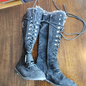 Knähöga stövlar strl. 37 - I princip oanvända lätt fodrade stövlar med platt sula. Säljes då de ej kommer till användning 😊