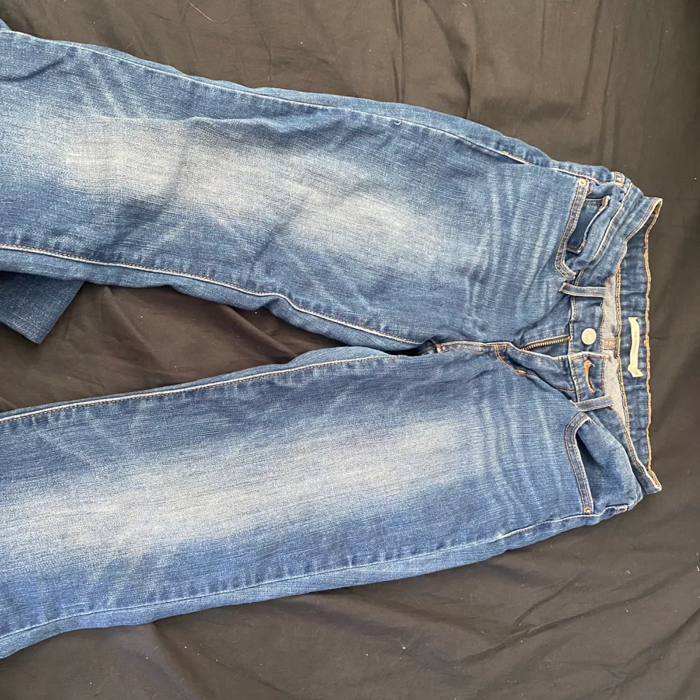 Säljer mina levis Jean som inte riktigt passar mig, stretchiga och rätt bra längd på mig som är 163❤️. Jeans & Byxor.