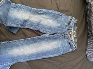 Jean  - Säljer mina levis Jean som inte riktigt passar mig, stretchiga och rätt bra längd på mig som är 163❤️