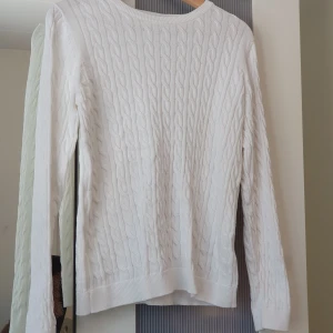 Vit stickad tröja - Vit kabelstickad tröja