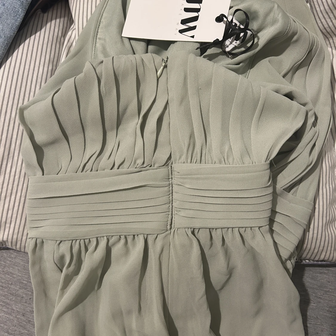 Ljusgrön one shoulder klänning - 91