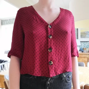 Superdry blus - Flowy blus, vinröd med svarta prickar, något croppad. Knappt använd, väldigt gott skick! Från Superdry för några år sedan, säljs inte längre. 