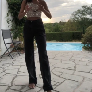 Mörkgrå jeans  - Gråa jeans från Brandy Melville som tyvärr är för små! Justerbar resår i midjan, storlek S. Midjemåttet är ca 70cm och innerbenslängden 82cm (men man kan vika upp ändarna som jag gjort på bilderna!) 💖